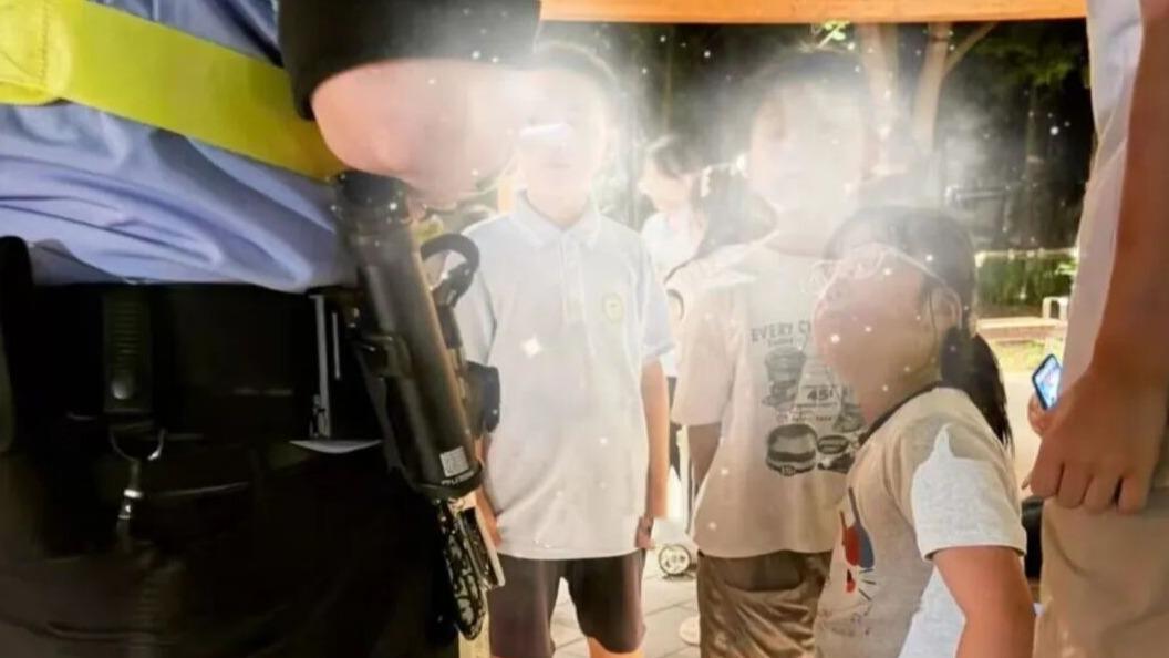 近日，上海徐汇公园的一幕，温情又治愈，也引人深思。

傍晚游园人来人往，一名8岁