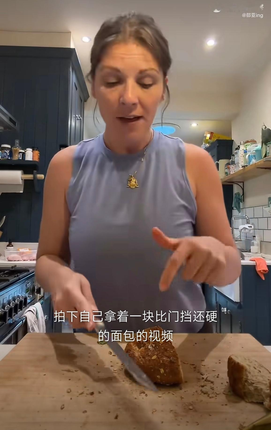 英国姑娘打假中国留学生的切面包终于有人说了，完全是作秀，就连馒头放久了都会硬，更