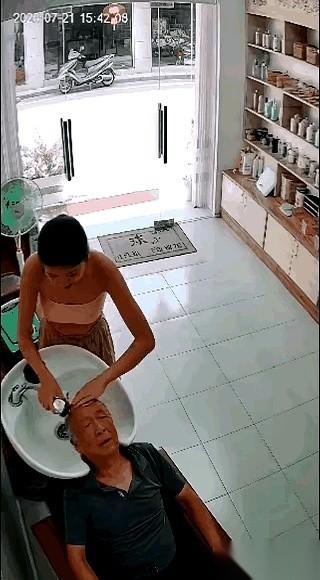 那家新开的理发店，老板娘手艺是真不错。大爷就去洗了一次头。
温水顺着头皮往下淌，