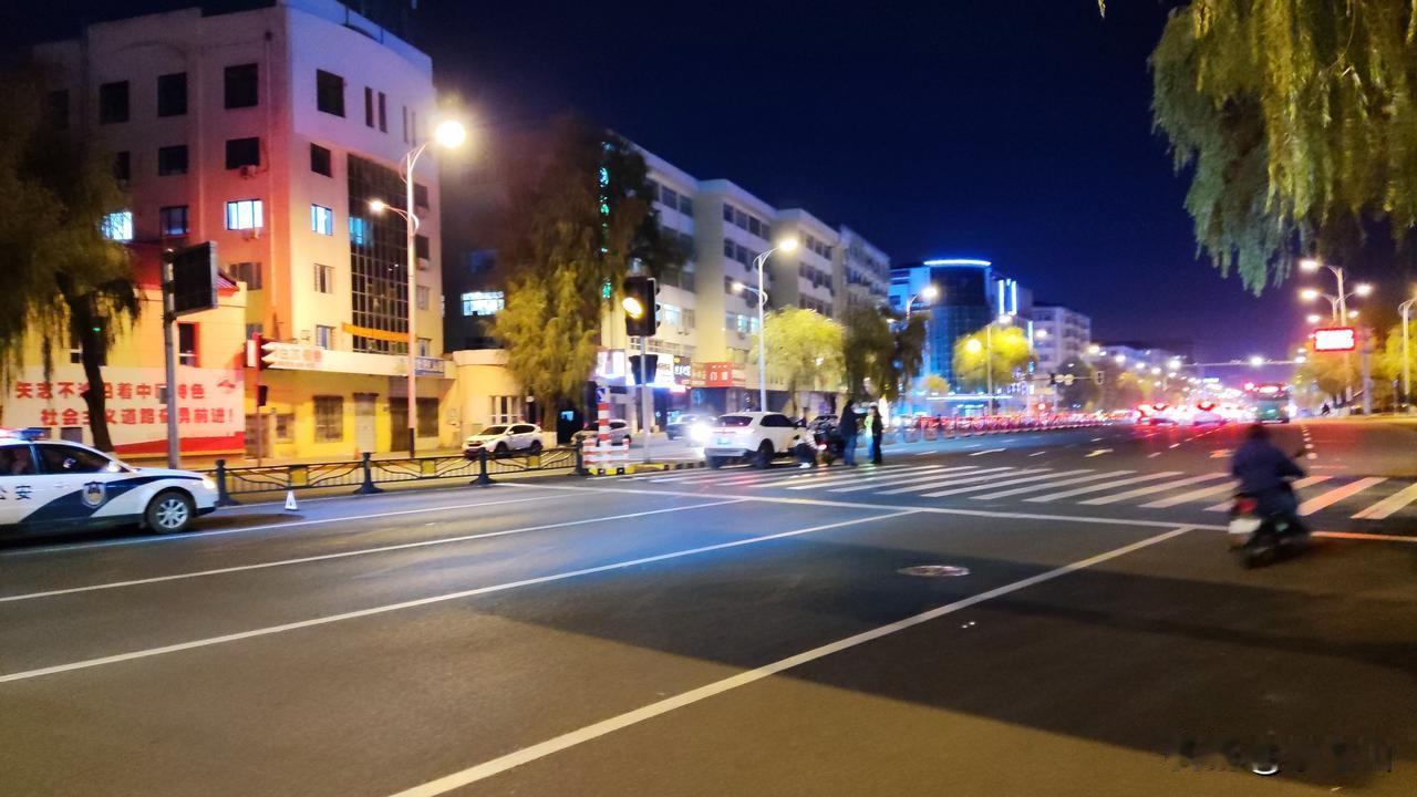 在西三条路，立新小学附近，刚刚发生的车祸，大盖帽在现场处理
开车安全记心头，
交