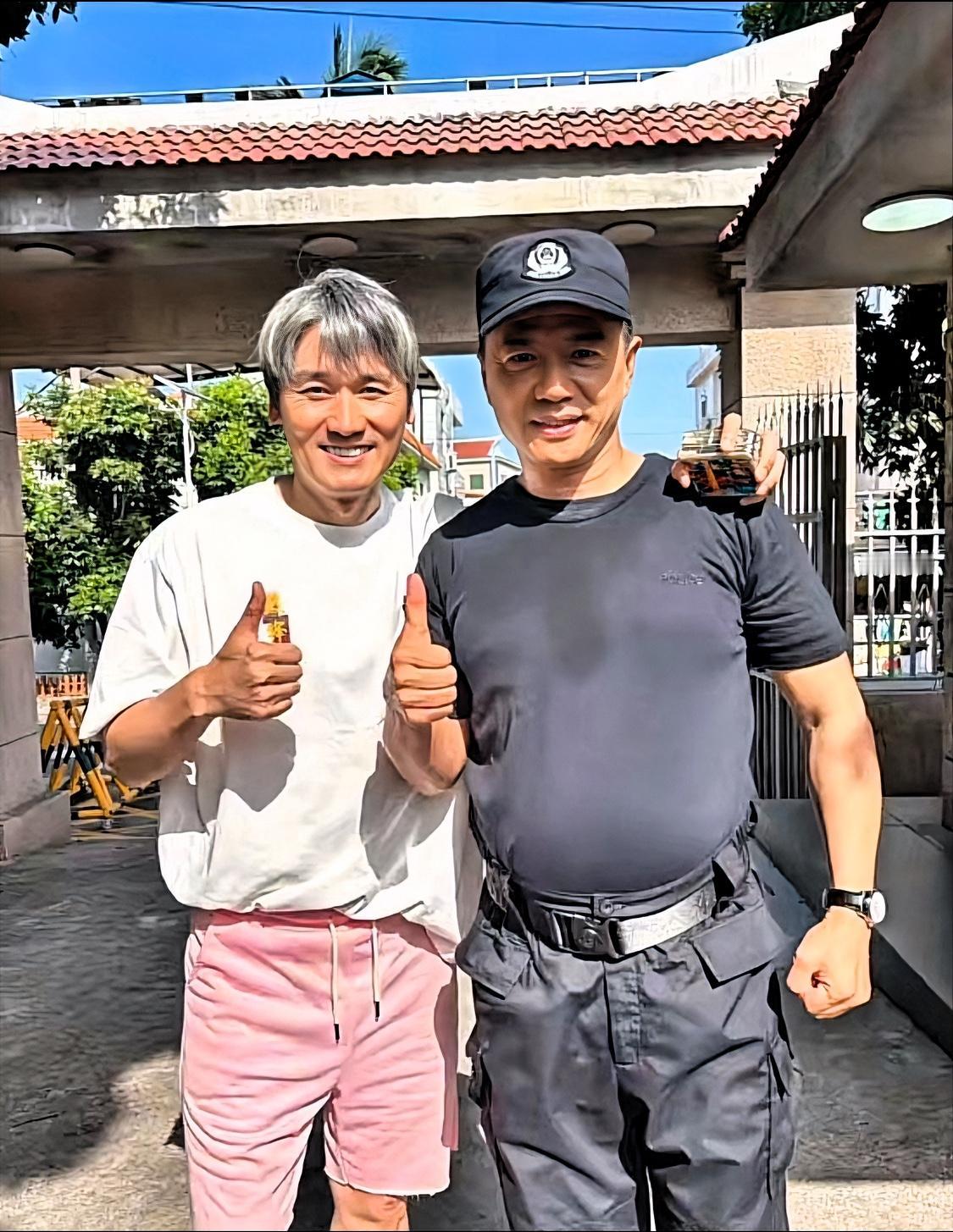 《藏锋》：从图片上看，段奕宏这个肚子太假了！手臂的肌肉线条很明显和肚子不在一个时