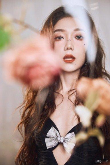 #硬糖少女303##希林娜依高# 今日份糖妹新鲜物料希林娜依高工作室更新新定妆照