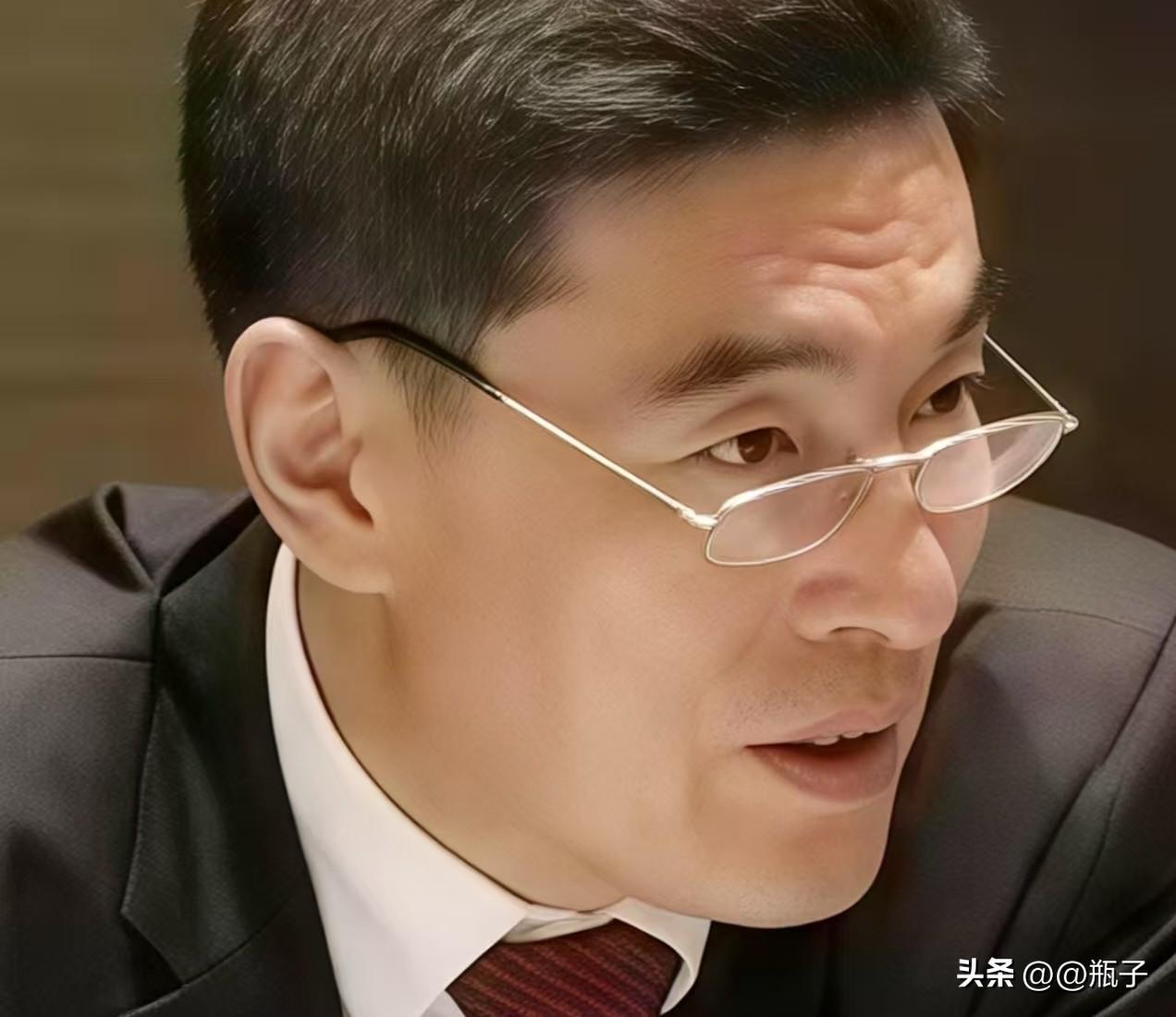 解家共有六个孩子，上面有三个姐姐一个哥哥，他是家中的老五，下面还有一个弟弟。
人