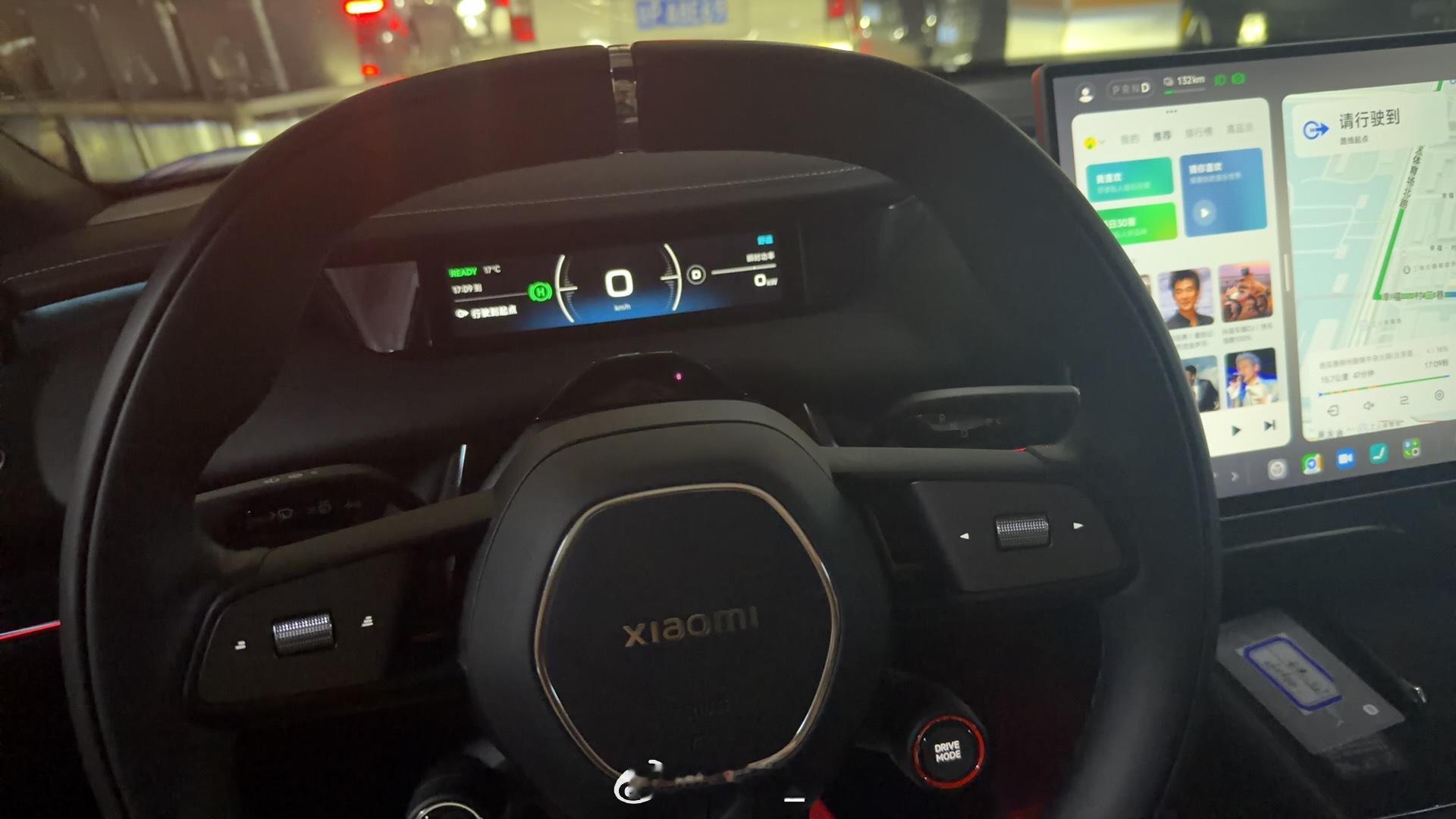 雷军不建议有司机的大老板买小米昨儿刚拿的试驾车，之前直播时间有限就在场地试了试昨