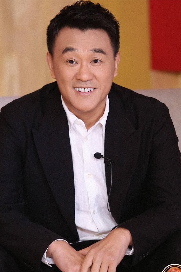 演员，何冰说，我老婆叫李海洋，初中同学，她去日本留学，还工作了几年，有一次回来，