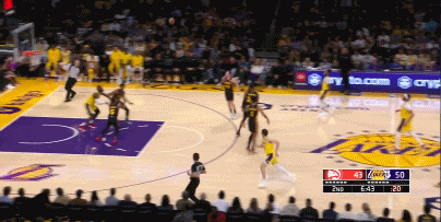 NBA赛场镜头：詹姆斯又冲起来了，在进攻端还是那么暴力，不遗余力展现自己的能力！