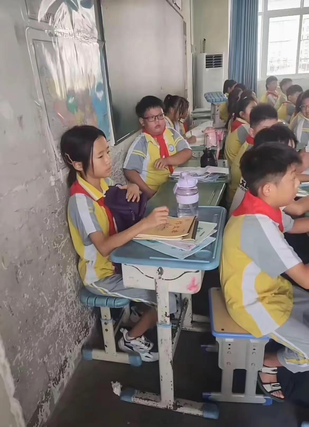 县城小学装不下，村里小学坐不满。现在老家亲戚都进城买房了。