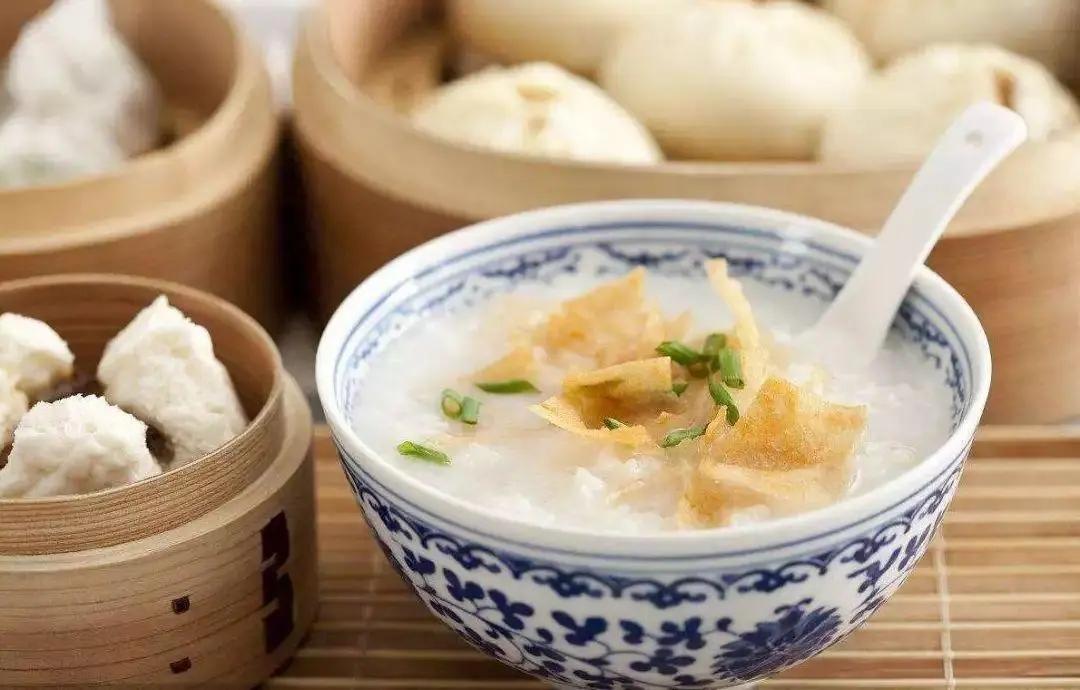 慎选早餐！四种搭配伤身又阻长高

关于早餐的重要性和不同早餐搭配对孩子健康的影响