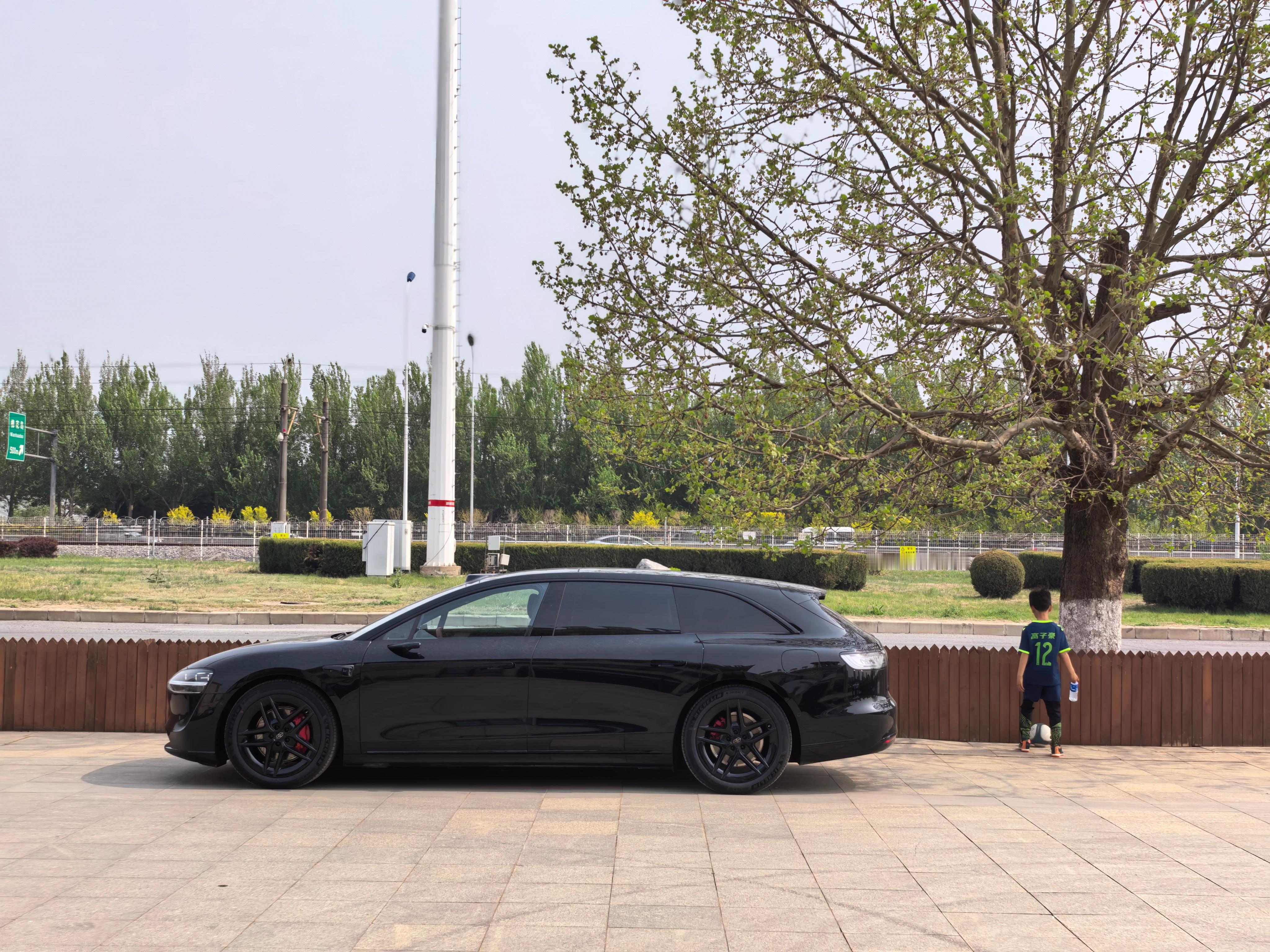 享界给了台 S9T 开343km 的满配大新车足球运动员在后排很满意享界S9