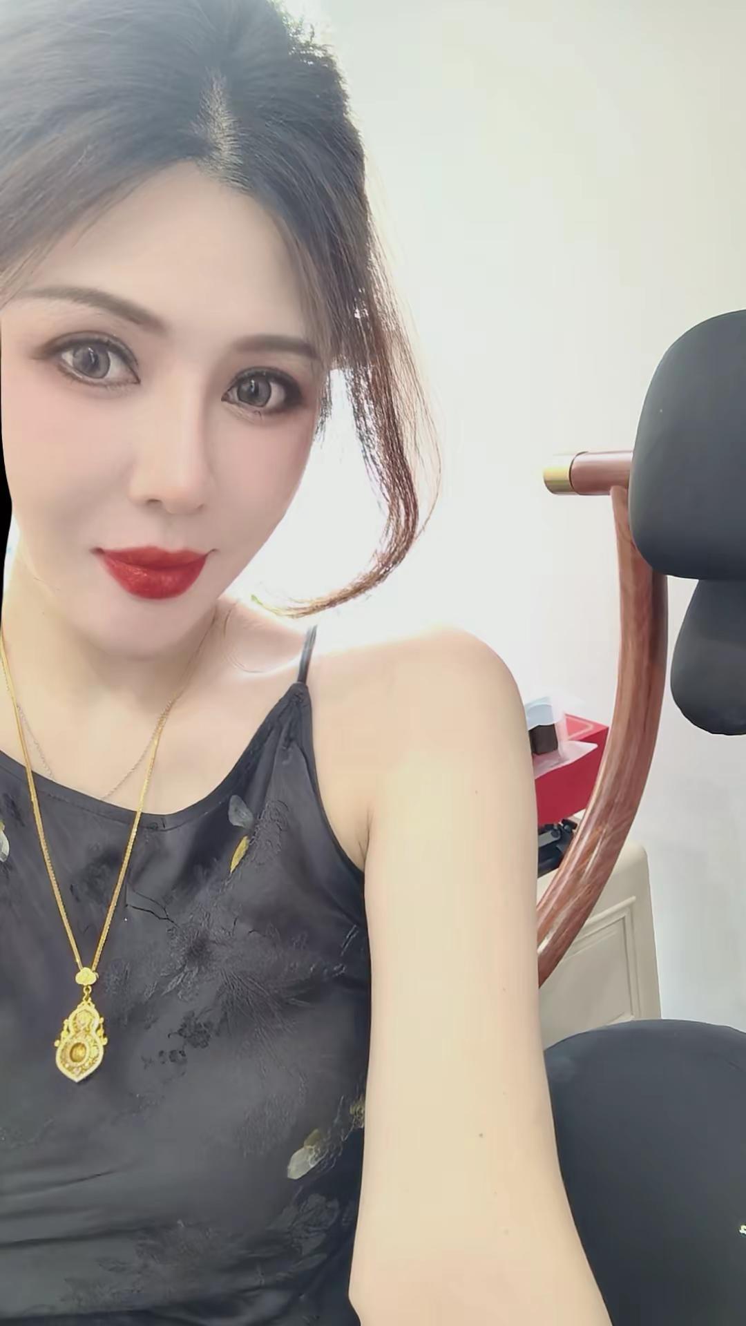 一个普通的下午，秦女士洒洒脱脱买了几万的黄金，此刻心情美哒哒 年纪大了 就喜欢金