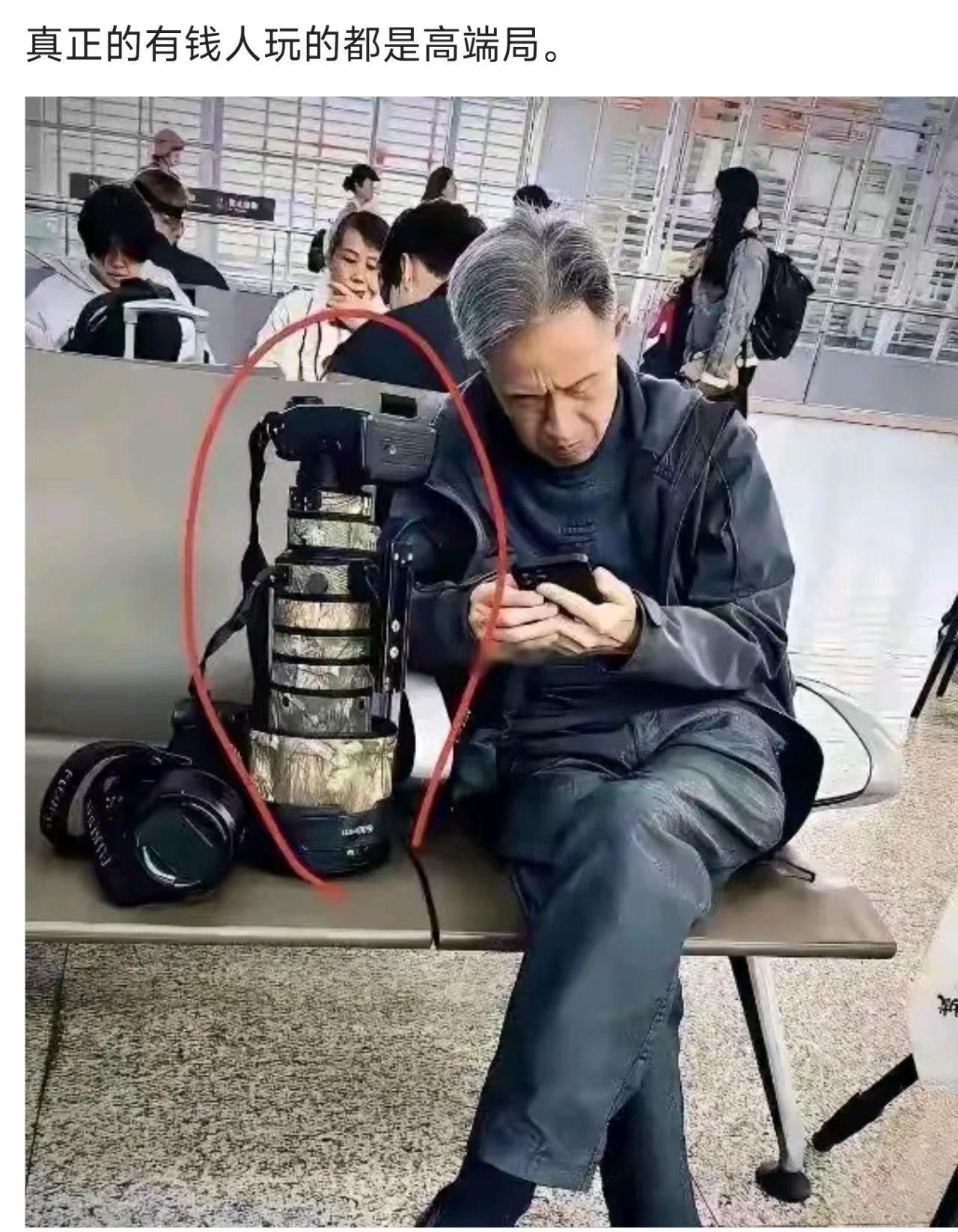 这镜头价格，够买辆小车了吧？