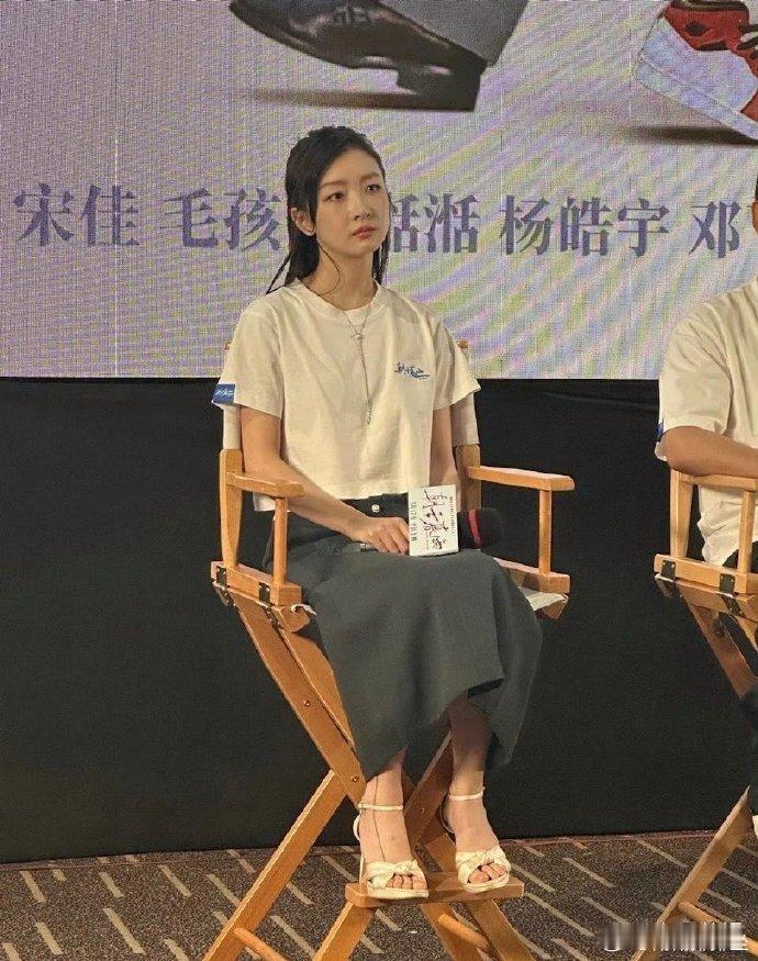 周冬雨瘦的看上去跟纸片人一样，关键脚上还纹了身，一条黑线，显得很扎眼 ​​​