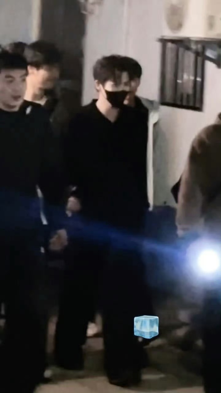 王安宇下班疑似被激光笔照射  王安宇 人身安全非小事！请出来公开正面回应！！！