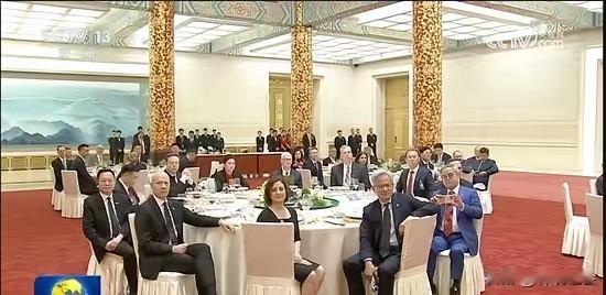 欢迎特朗普的晚宴上，坐在库克和马斯克中间的这名女子是谁？她是全球手机玻璃女王——