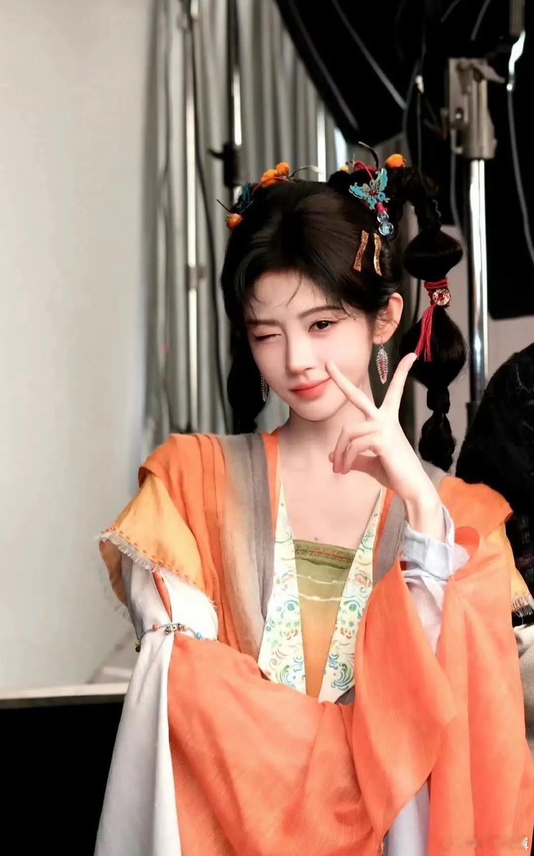 芸汐传1.6亿 鞠婧祎收入1.39亿元？丝芭传媒成首个公布艺人收入的娱乐机构艺人