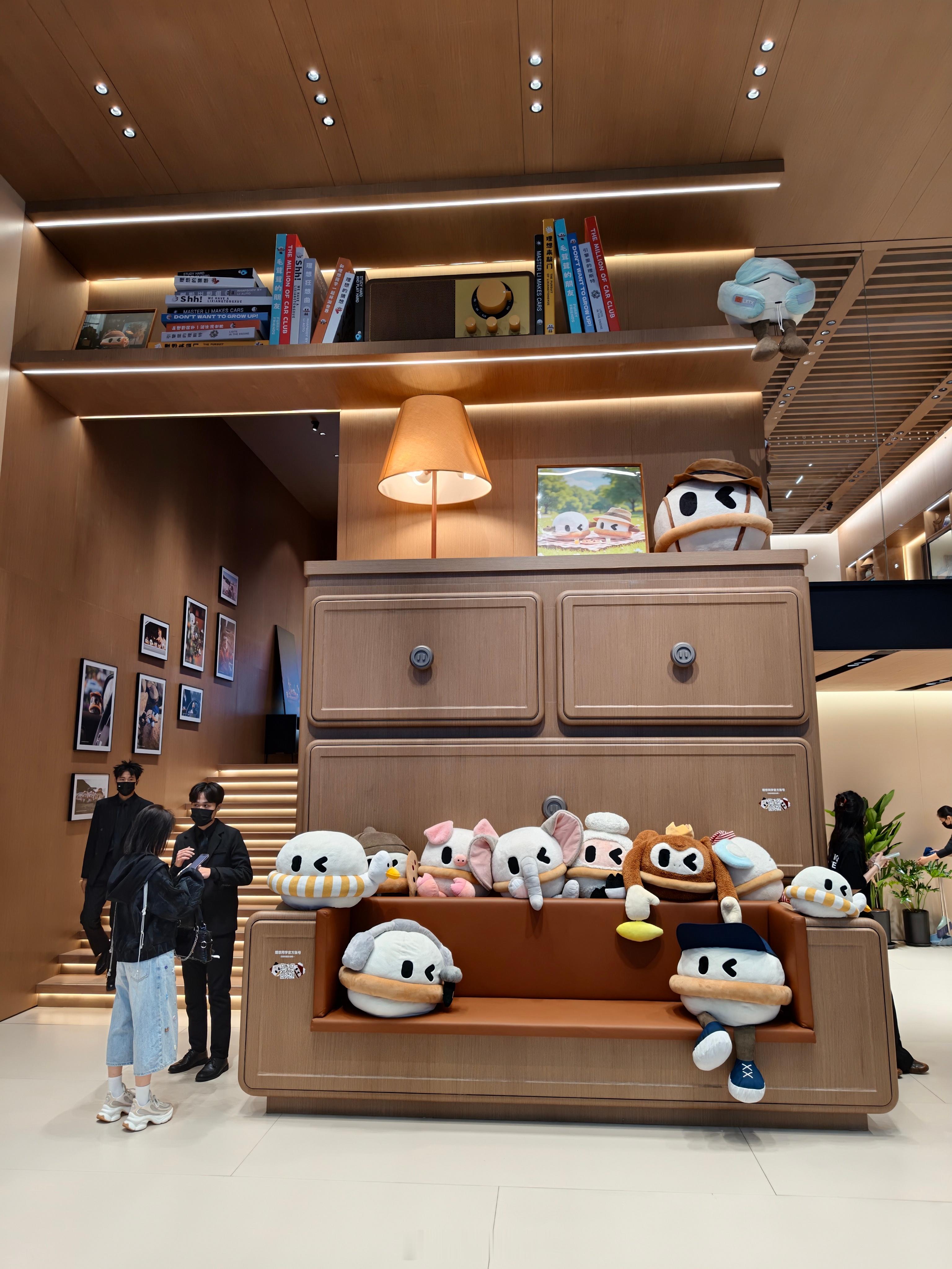 理想的展台不得不说布置的很温馨，还拍到了之前在视频里面很火的专属涂鸦版ps:来超