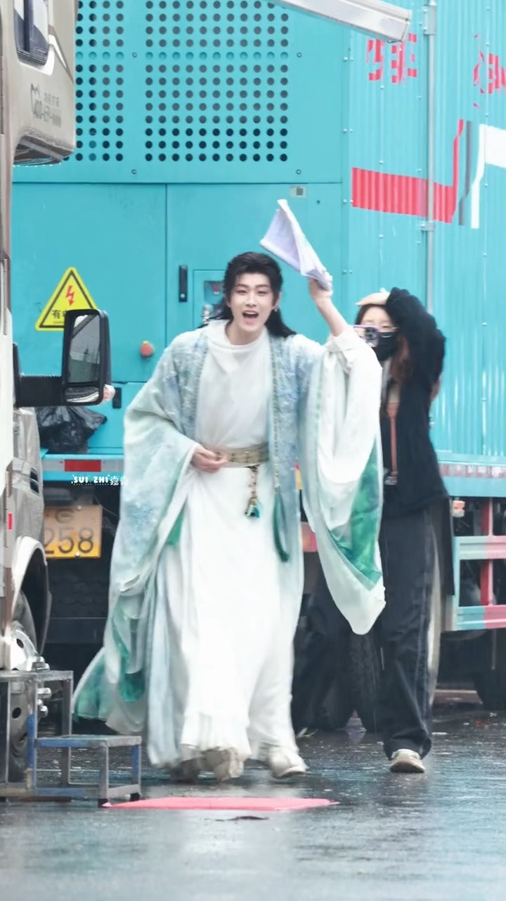 哎呀这个田嘉瑞特别开心的跑出来告诉大家月鳞绮纪破万了🫳我幻视寄灵大人了🫶田嘉