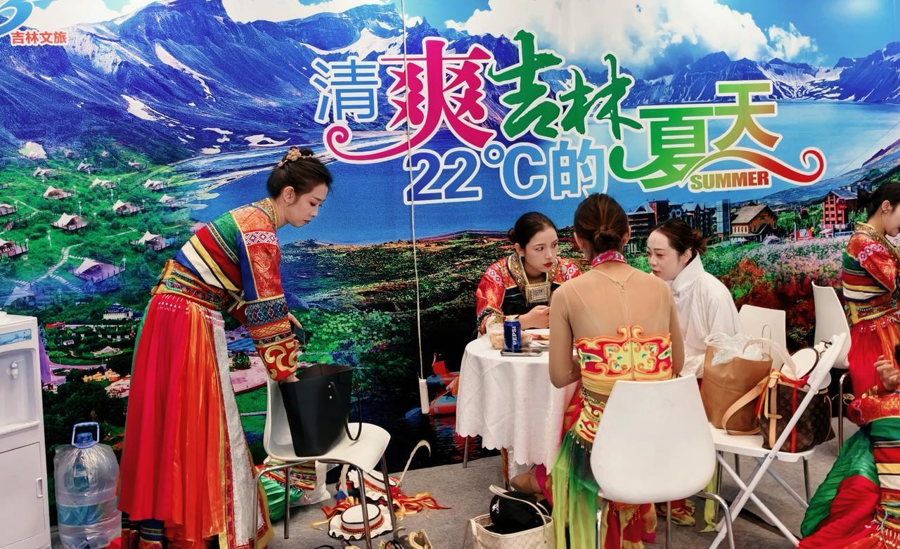 西安展销会上，吉林姑娘穿着民族服饰，感觉展台上都飘着长白山的风。今年夏天，可以去