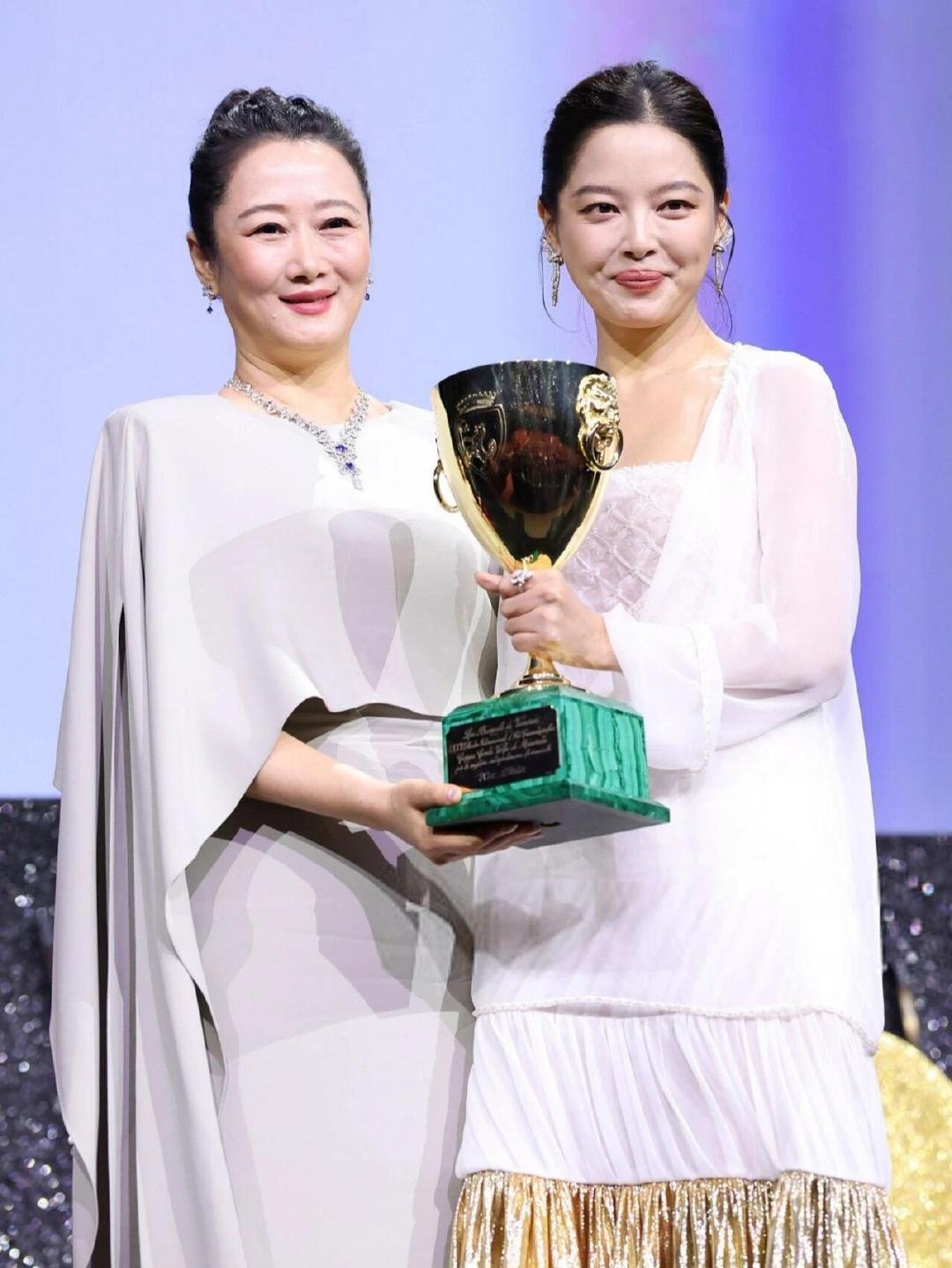 赵涛国际A类电影节评委撕奖履历赵涛当评委从不空手而归 ​从不空手而归！好厉害！ 