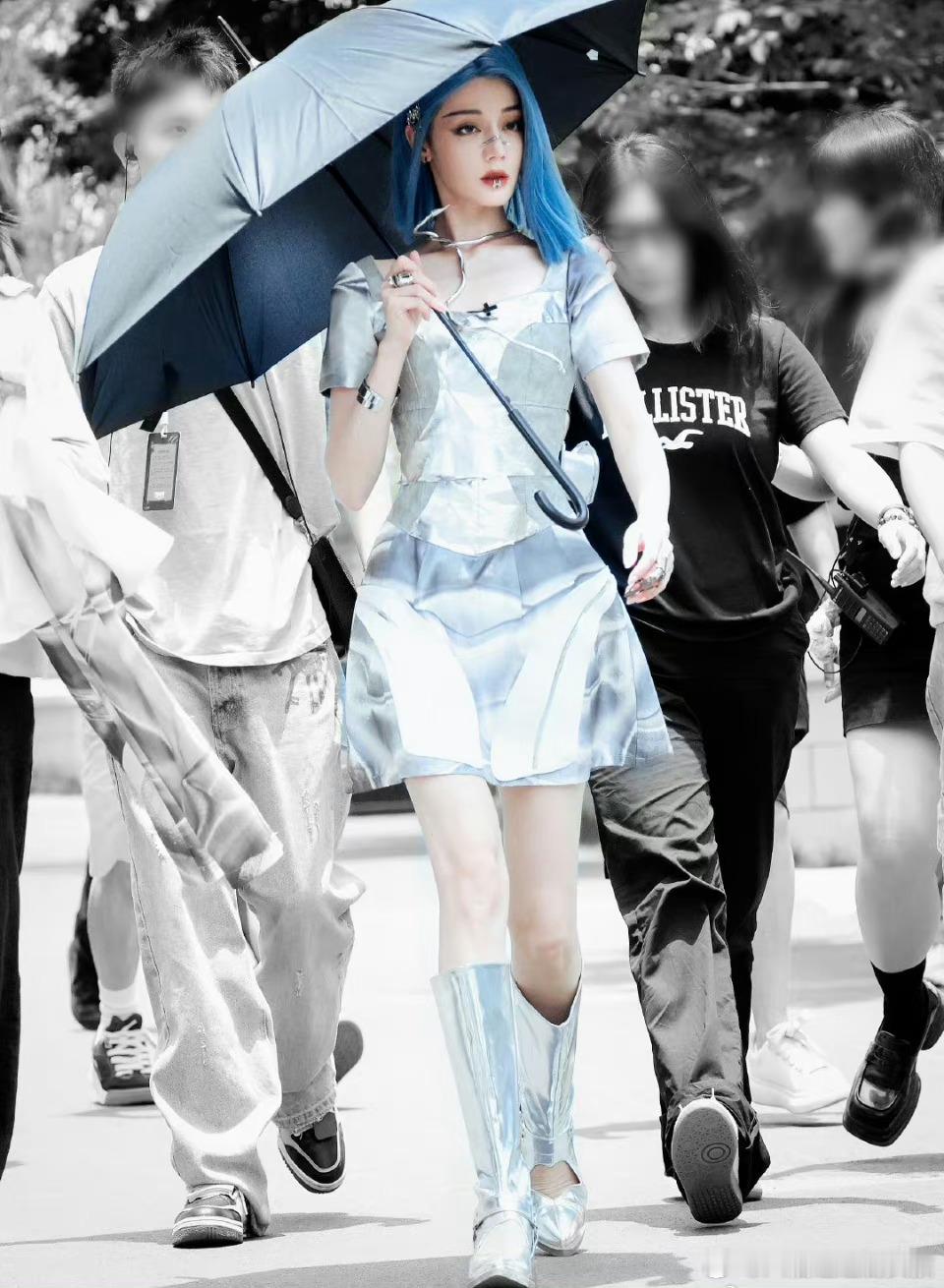 #迪丽热巴[超话]#末日突然反抗已有程序觉醒了意识的机器人正在试图融入人类社会但