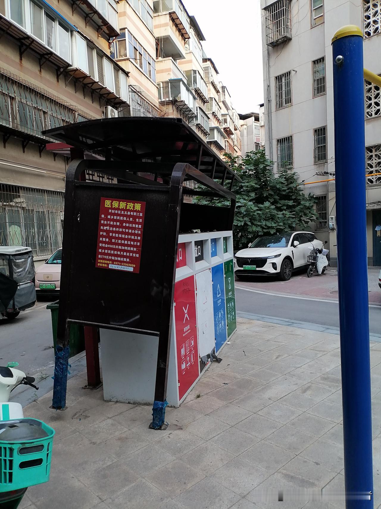 开封市一个布条固定的铁皮亭子快倒塌了，开封市元宝地小区一个高两三米铁皮亭子快倒塌
