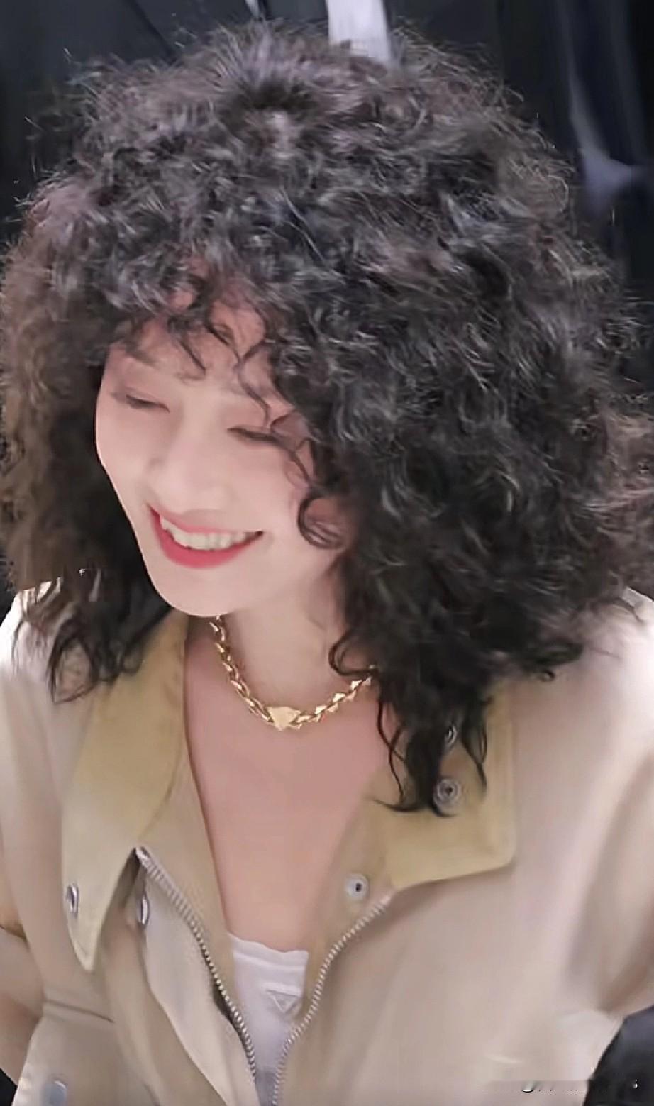 50岁的马伊琍现身上海国金中心Prada限时店开幕活动，蓬松爆炸头，身着夹克短裤