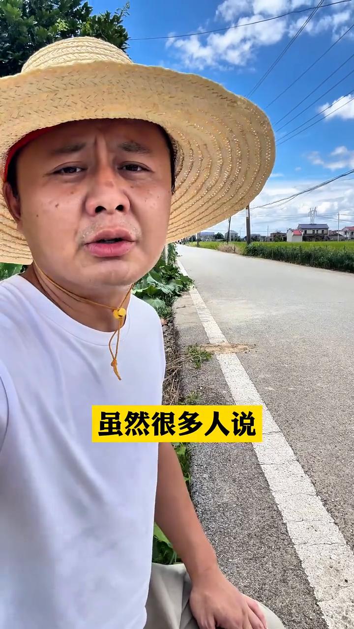 来看看路边上的草，你说它是不是命苦？长在沥青路面的缝隙里面，天一热干死了，车一过