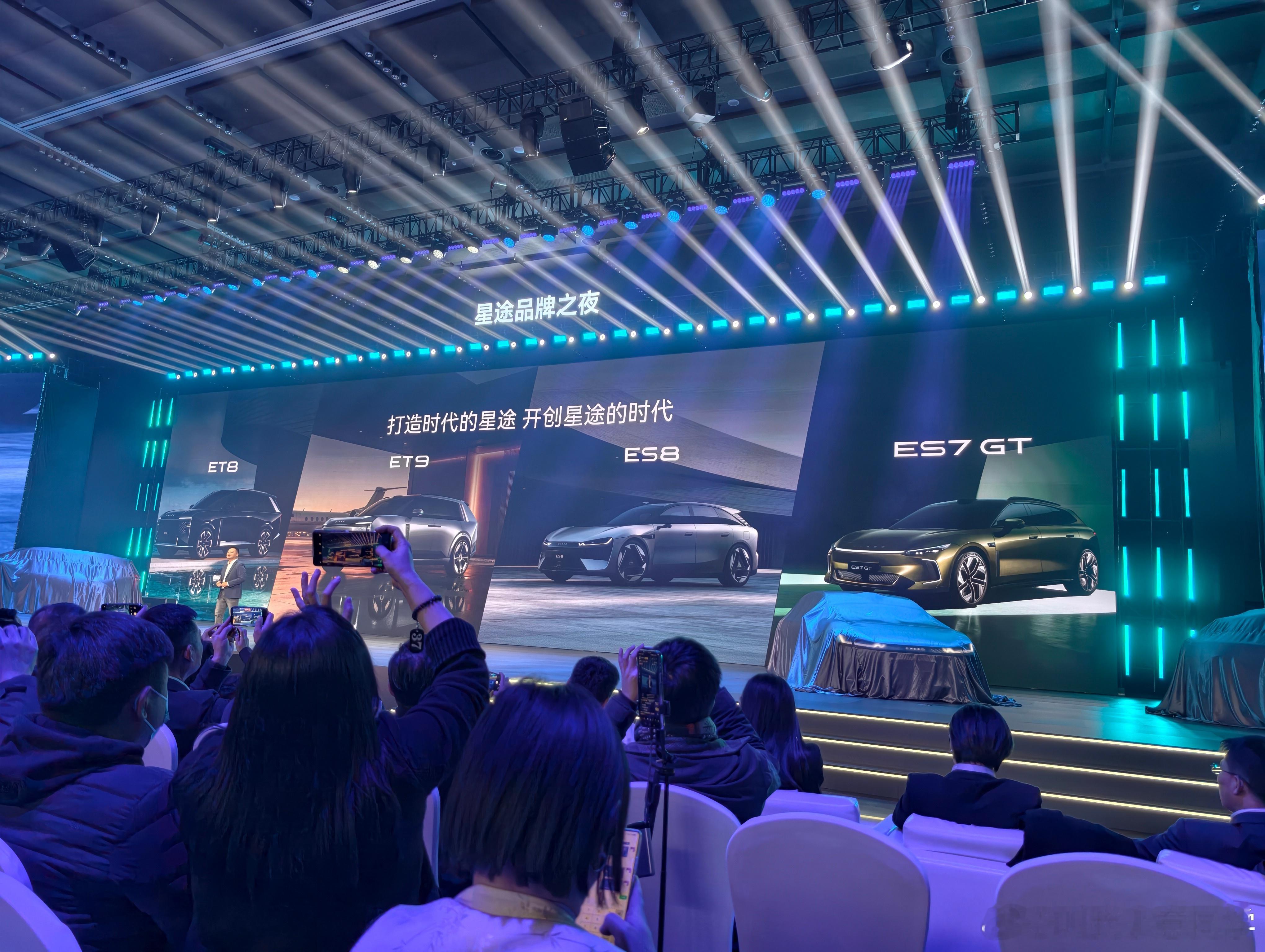 真卷啊，星途2025品牌之夜直接4款新车上桌！豪华动感SUV星途ET8，大六座S