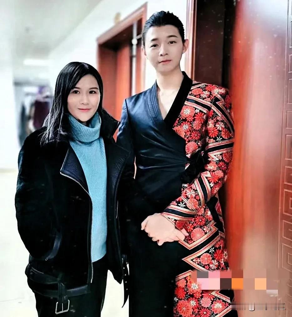 他不是一般意义上的帅，是又美又帅，无论是站姿，颜值，还是酷相都很亮眼，尤其是上妆