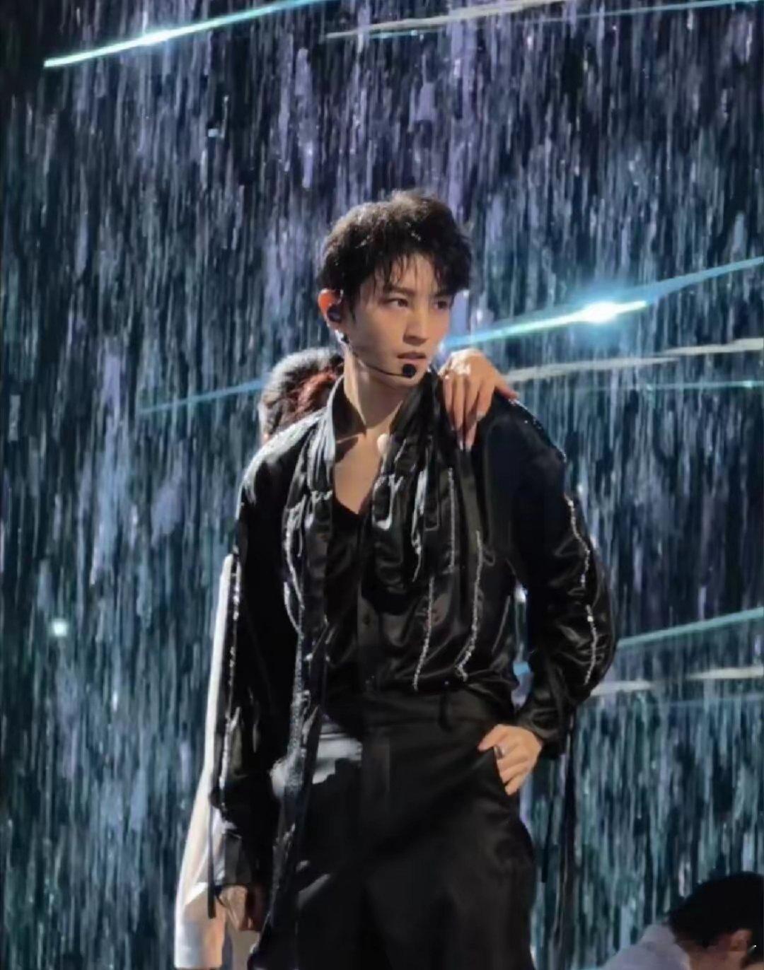 王俊凯湿身12月31日，王俊凯湿身热舞上热搜！被王俊凯一个眼神拿住了！今天在王俊