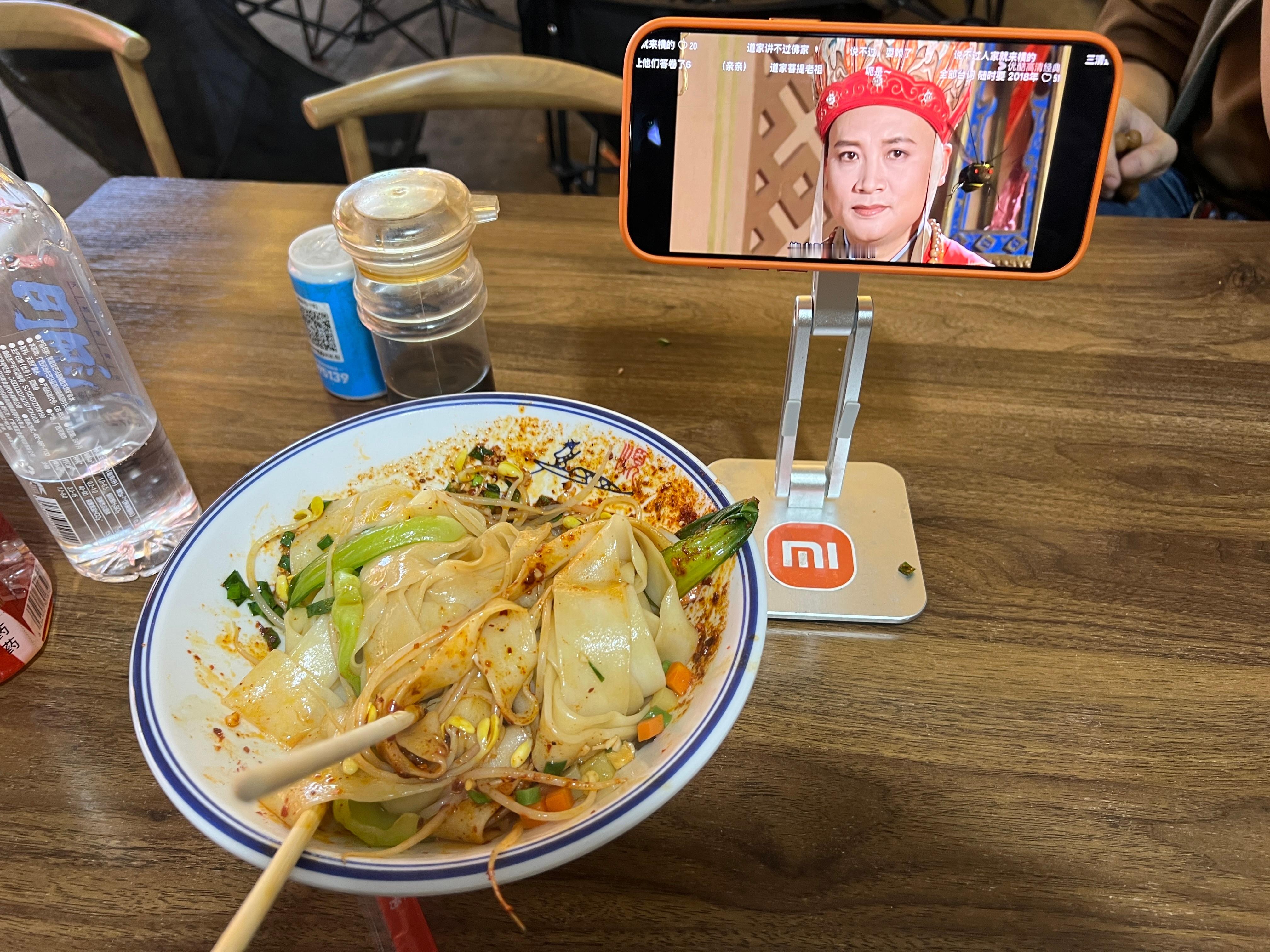 吃饭追剧，《西游记》，陕西也太会做面食了，油泼面，嘎嘎好吃 