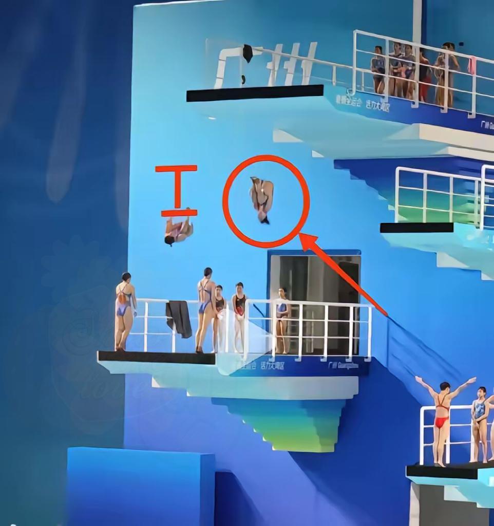 全红婵最牛的一点就是，
​核心力量极其恐怖。
​
明明体重比搭档大，却比搭档
​