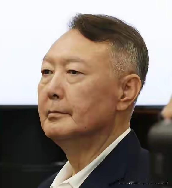 尹锡悦，韩国前总统，被判无期徒刑，这就是命，韩国总统逃不出韩国财阀的五指山。
