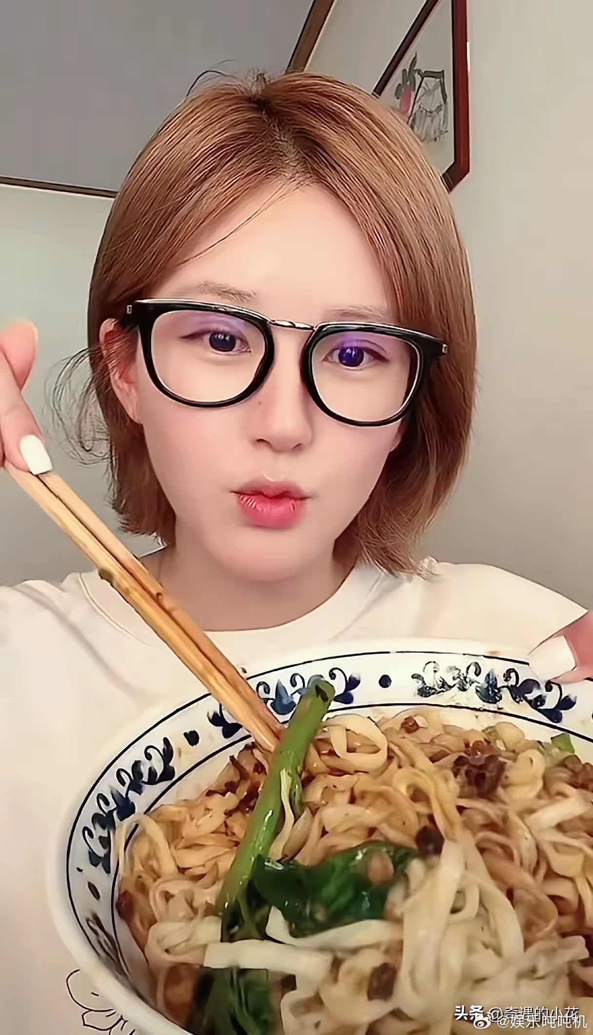 奉劝大家一句，千万别学赵露思吃面，不是因为太贵，也不是因为不好吃，而是她再去吃可