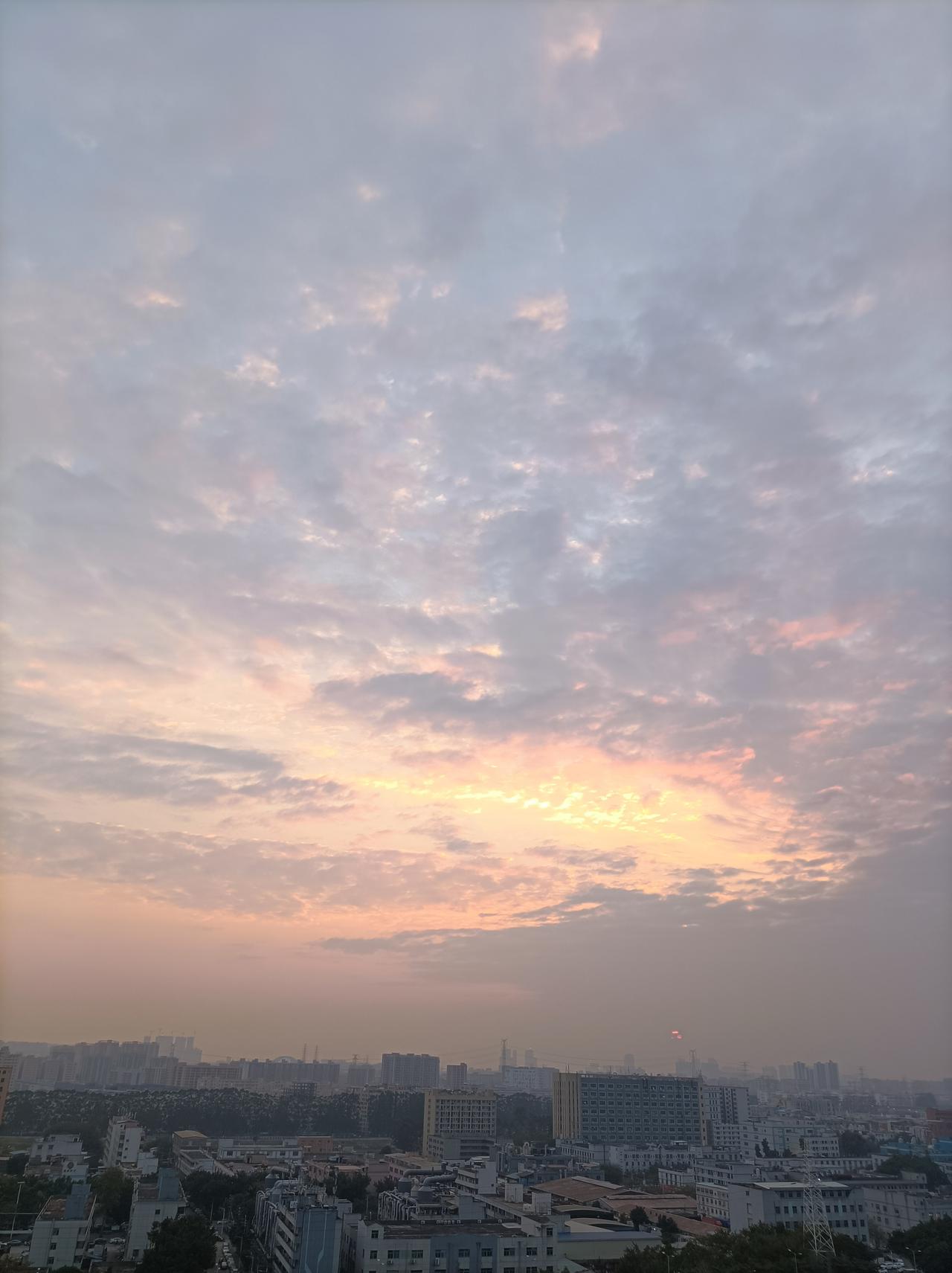 我拍到的落日瞬间阳台上拍到的落日瞬间，雾霾太严重了，落日夕阳也雾蒙的！