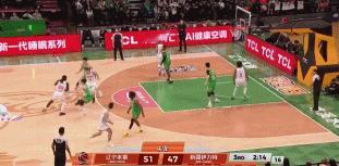 新疆队终于发力了！第三节比赛后半段突然觉醒，一波 11-0，直接打停对手辽宁男篮