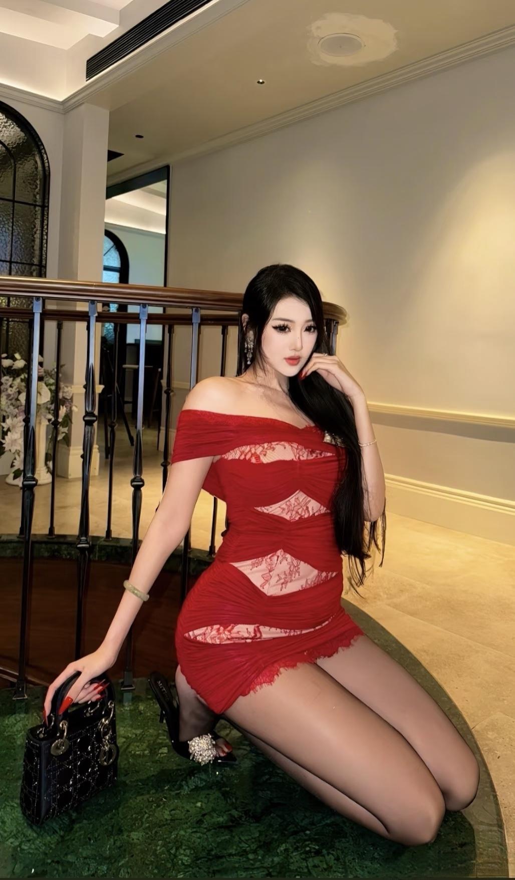 这套红裙一上身，感觉自己和这欧式空间特别搭。露肩设计把肩颈线条衬得特好看，蕾丝拼