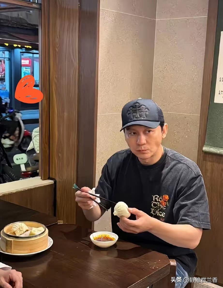李晨，47岁了，
​该做的一样没做，
​没有结婚，没有生娃，没有当爸，没有对象，