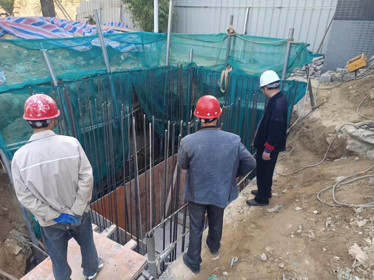 现在深圳的小散项目管理越来越来严格，一机一闸也是可以理解，手磨机和手电钻还不能放