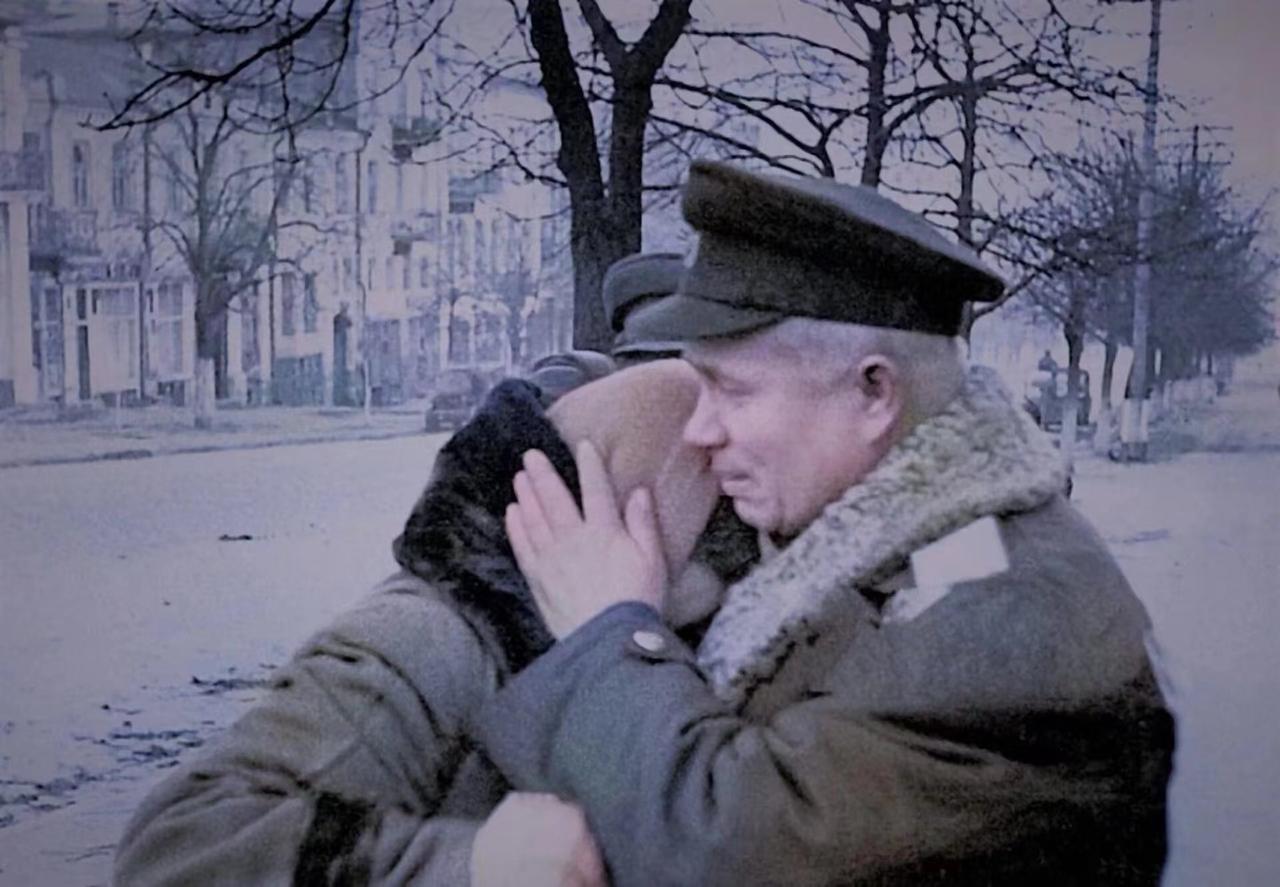 1943年11月，苏联红军解放了基辅，一位在战争中失去所有亲人的妇女痛哭流涕的抱