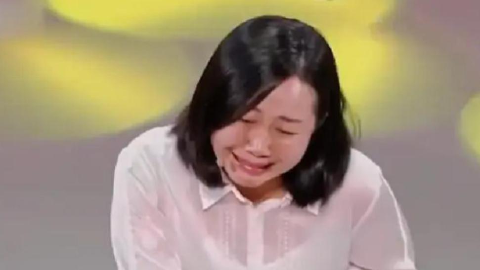 湖南一女子3岁走失，40岁成为千万富豪后，登上电视寻亲。不料，亲生父母无人到场，