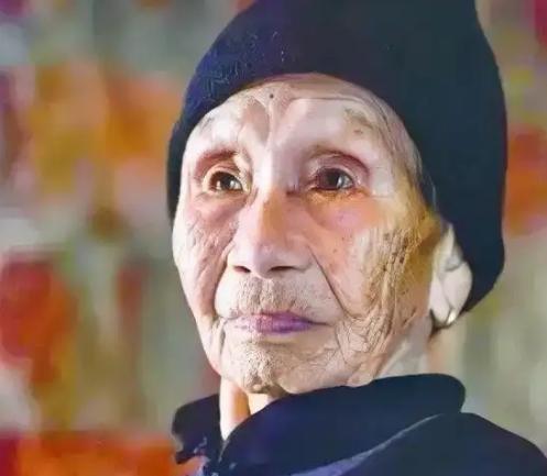1941年，14岁的少女被十多个日本兵扒光衣服肆意凌辱，她拼命反抗，激怒了对方，