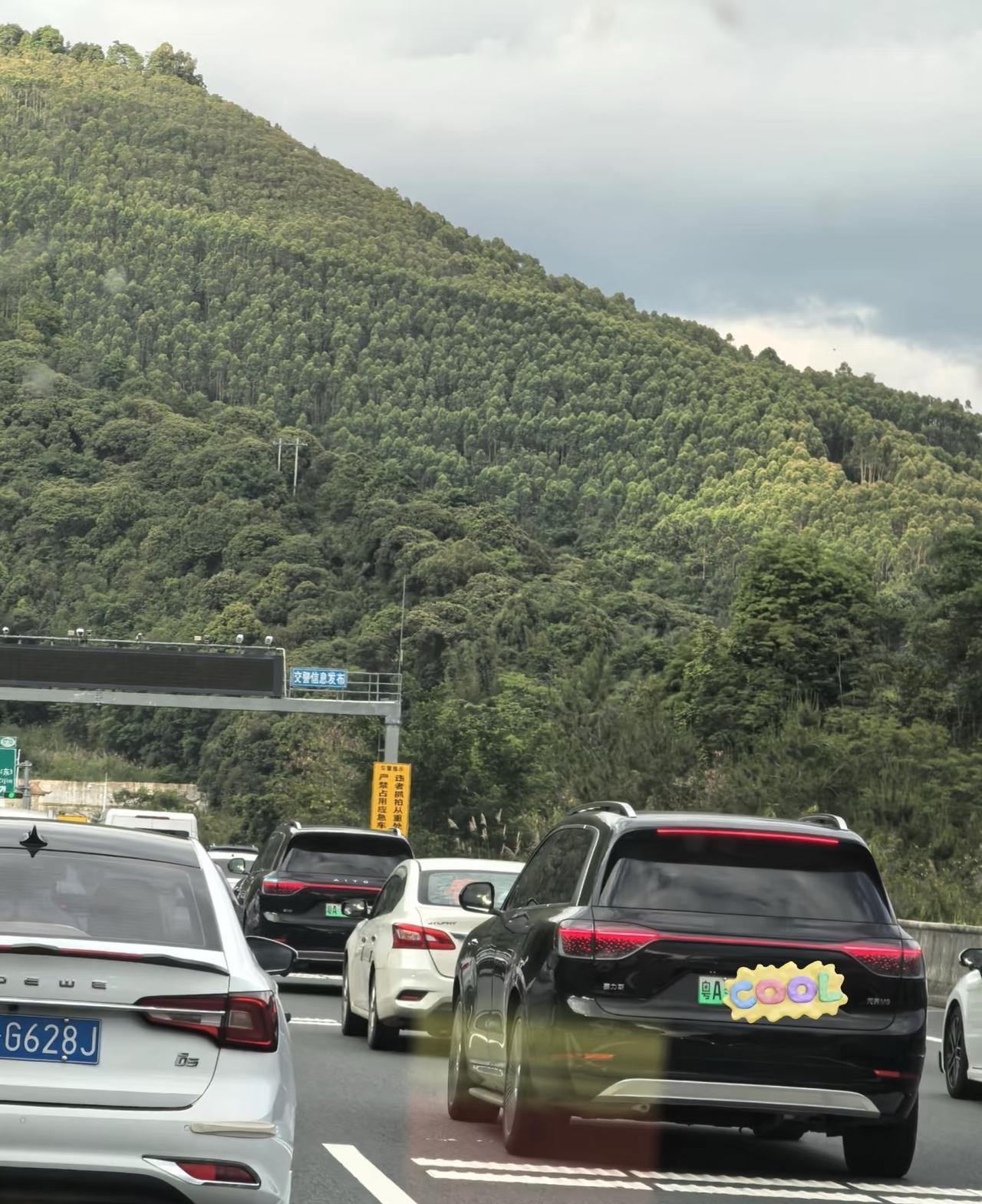 五一高速一路都是问界……
怎么那么多问界，
一路上时不时就碰到一辆
基本上都开了