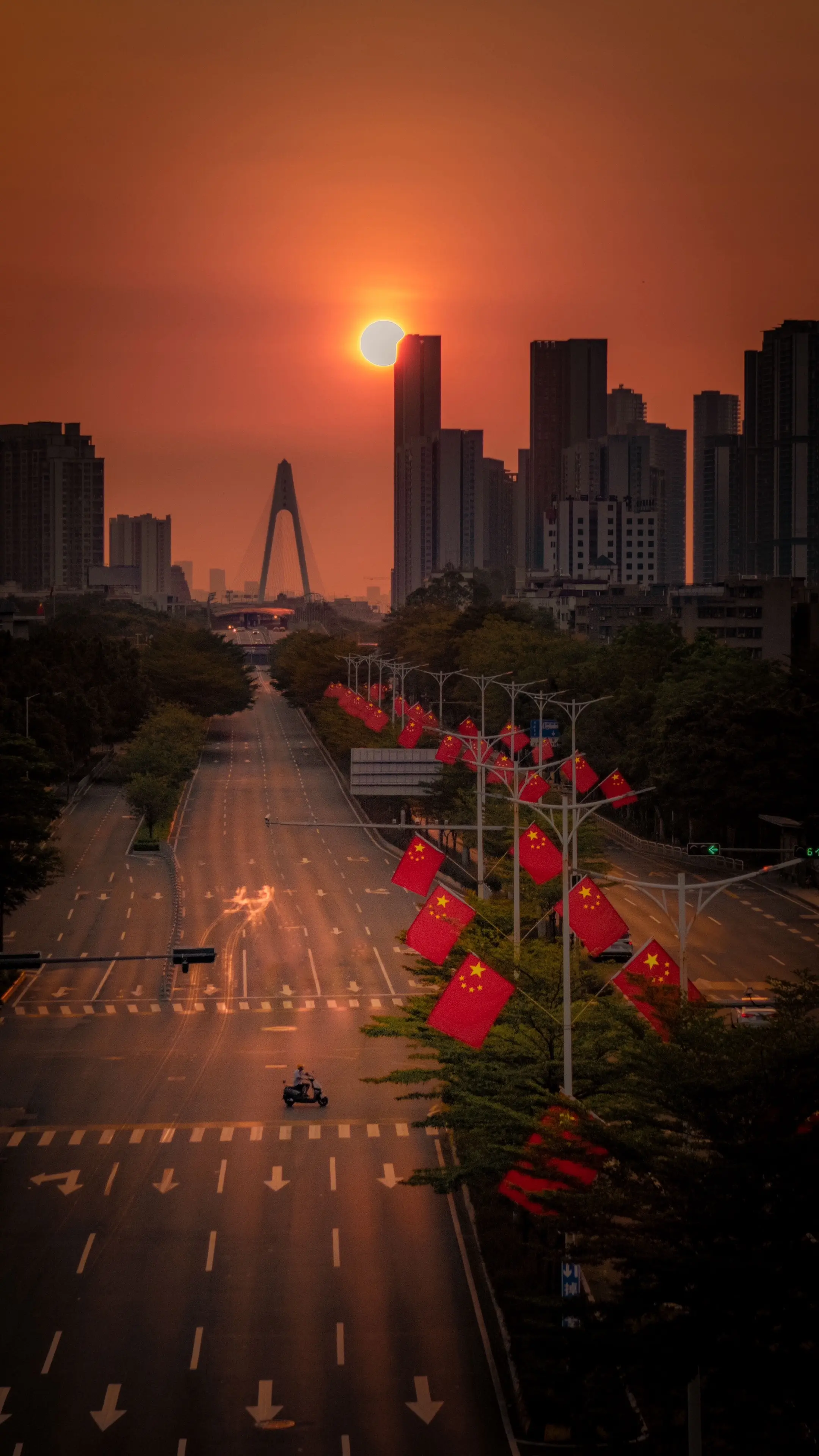 我追随的光，是日出下的中国红。