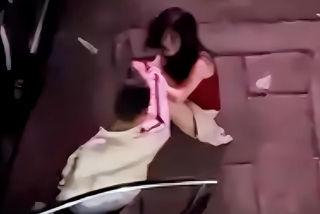 妻子玩车振，当事男子被丈夫捅伤，丈夫获刑判二缓三。事发河南舞阳，张某撞见妻子与他