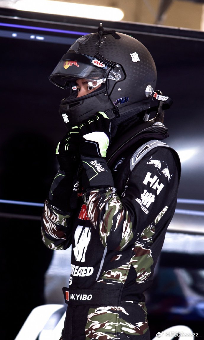 王一博稳中求进步步向前王一博在速度里找到了平衡顺利完成上午试车任务，王一博被车队