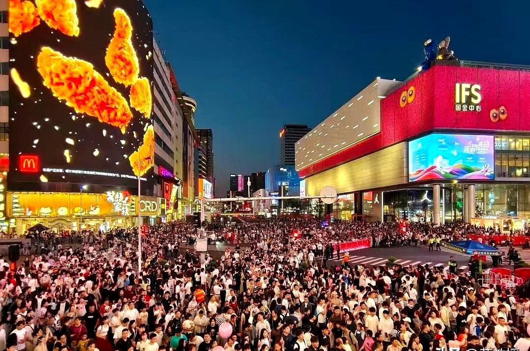 外媒这回真坐不住：中国消费者不迷“洋”了！
国庆前后，县域游预订涨四成多，小城多