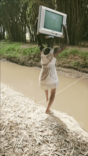 没有掉下去之前，还真的以为他能走过去的。谁知开场猛如虎，抬脚就成二百五，以为是王