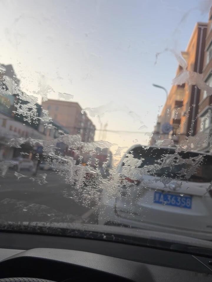 如何预防挡风玻璃结冰超级车主 寒冬清晨，挡风玻璃结冰是许多车主的烦心事。其实，预