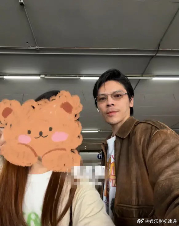 北京偶遇向佐，女粉丝主动上前打招呼，得知粉丝看完了他接受易立竞4个小时的采访，没